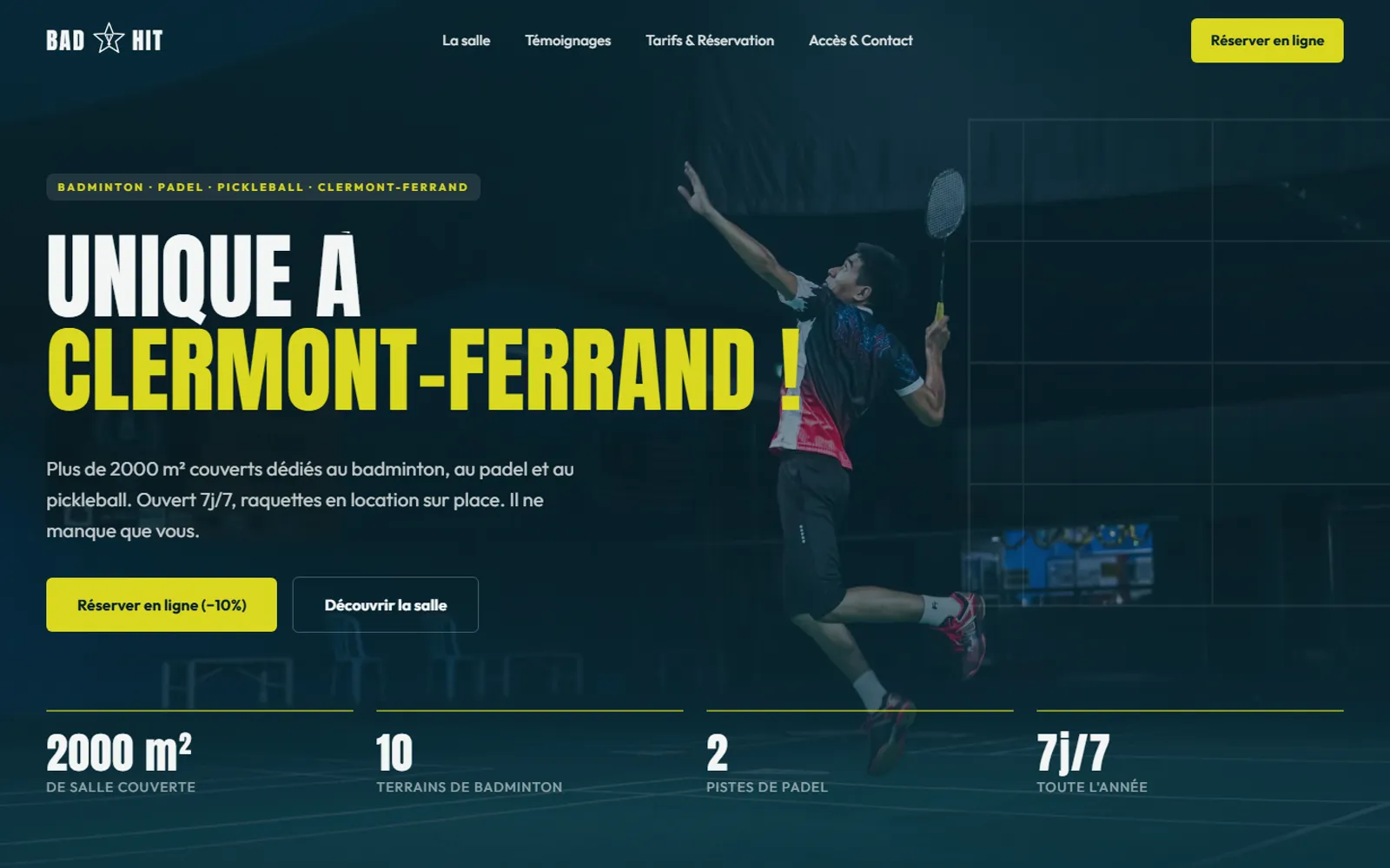 Landing page BadHit : salle de badminton, padel et pickleball à Clermont-Ferrand, hero immersif avec joueur de badminton