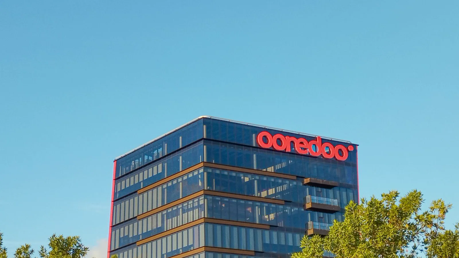 Immeuble de bureaux moderne à façade vitrée, plateformes et outils métiers immobilier par OTIKA