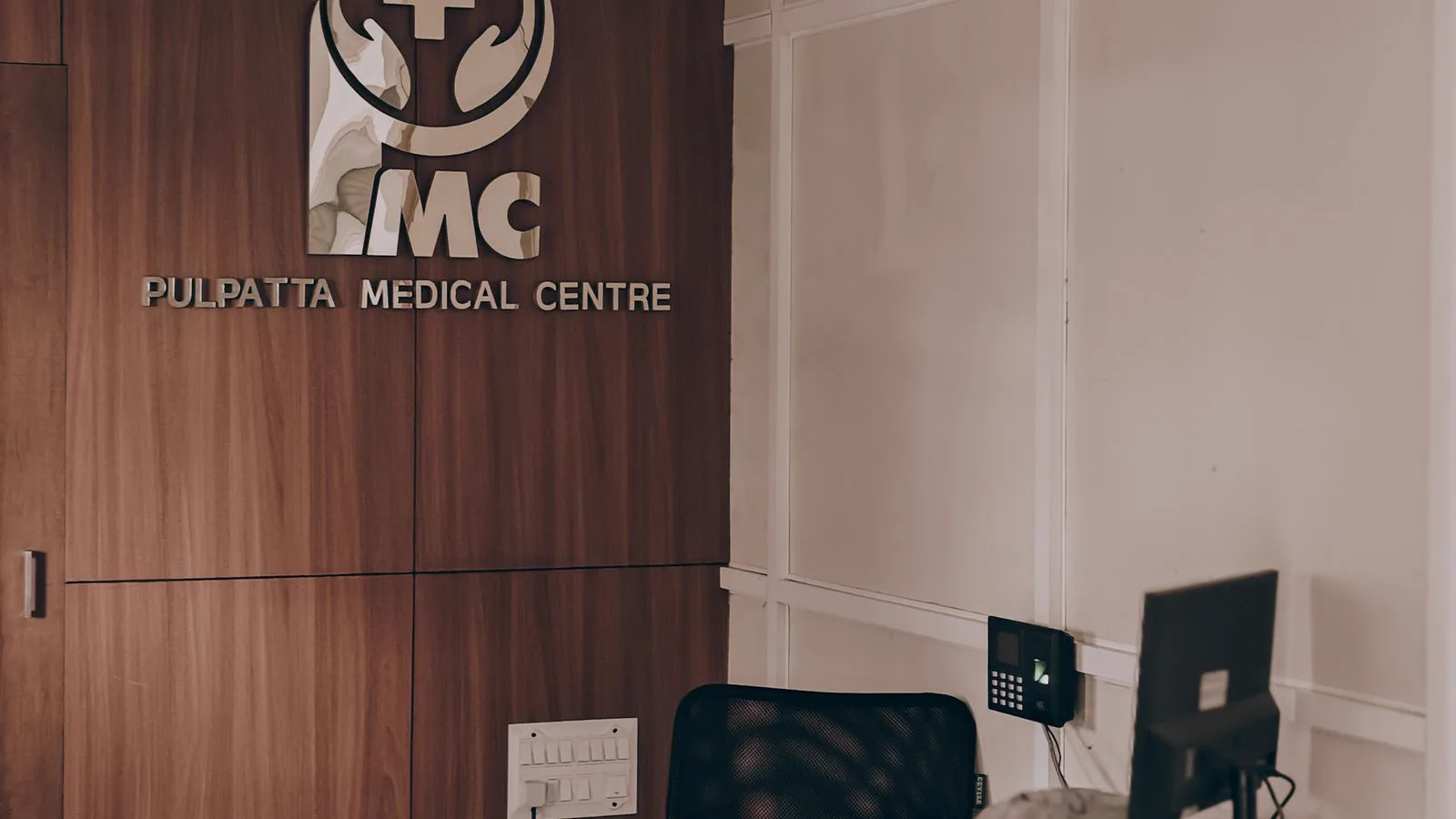Accueil de cabinet médical moderne — automatisation administrative et plateformes santé par OTIKA